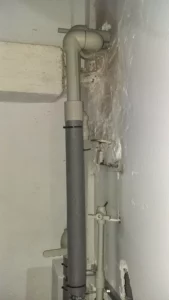 Instalación de nueva bajante de saneamiento en comunidad