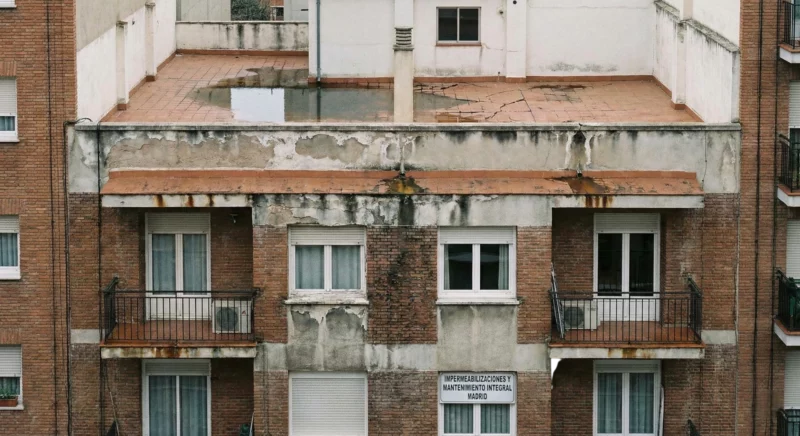 fachada deteriorada de edificio de Madrid